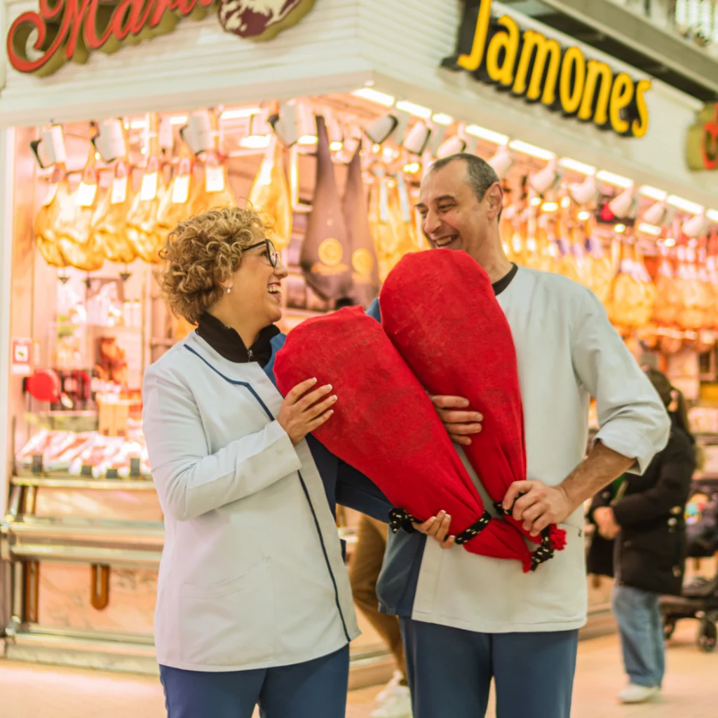 Fotografía para empresas en Valencia con temática San Valentín, comerciantes posando con humor y producto local