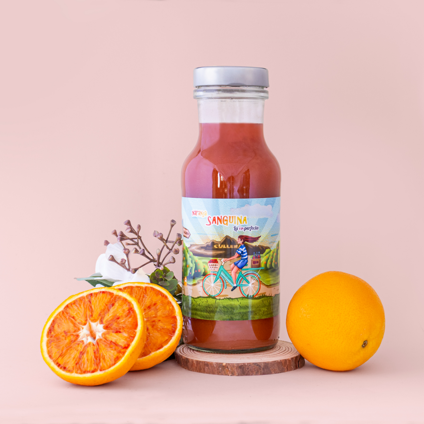 Botella de zumo de naranja sanguina con frutas frescas, fotografía de producto profesional para marca artesanal.