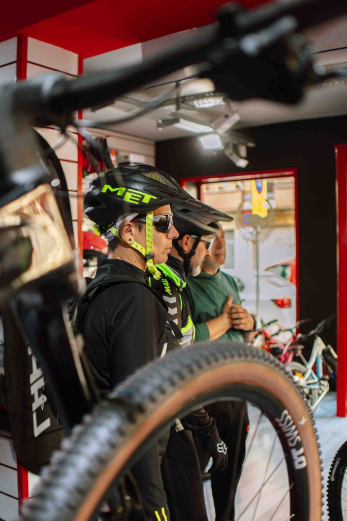 Gestión de redes para empresas mostrando una comunidad de ciclistas dentro de una tienda especializada